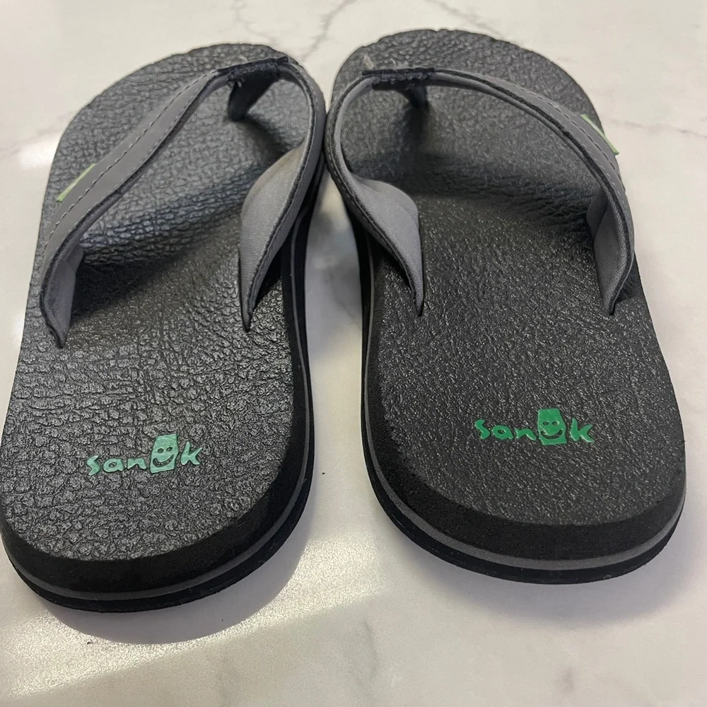 Sanuk Men’s Gray Flip Flops Size 8